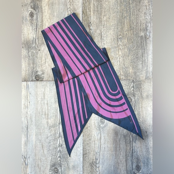 Vintage/Retro Vera Neumann Neck Scarf - Pink and Grey Abstract Striped Wing Tip. - Picture 2 of 6